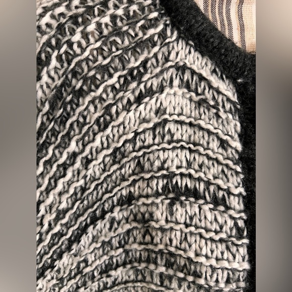 Aerie $55 Gray Knitted Wool Cape Poncho Kaftan Chunky Sweater Pom Pom One Size - Picture 7 of 10